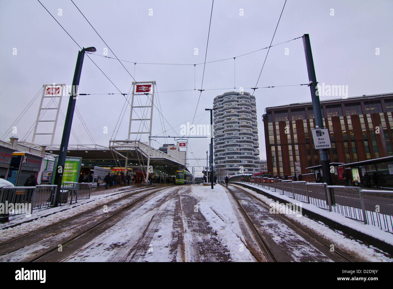 In der Regel verpackt Straßenbahnhaltestelle steht leer, da Tausende von Pendlern bleiben weg von Bahnhof East Croydon im Süden Londons Montag Vormittag 08:30 Hauptverkehrszeit, druckreife Warnungen Reisechaos wie in London fahren Züge sind entweder abgebrochen oder stark verzögert sich aufgrund von Schnee. 21. Januar 2013. Stockfoto