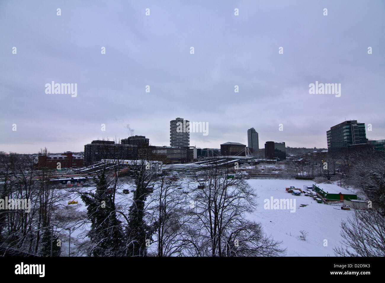 In der Regel verpackte Plattform steht leer, da Tausende von Pendlern bleiben Sie weg von Bahnhof East Croydon im Süden Londons Montag Vormittag 08:30 Hauptverkehrszeit beachtend Warnungen Reisechaos wie Züge unterwegs in London sind entweder abgebrochen oder stark sich aufgrund von Schnee verzögert. 21. Januar 2013. Stockfoto