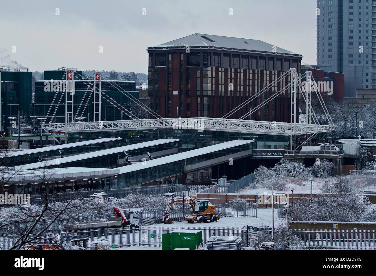 In der Regel verpackte Plattform steht leer, da Tausende von Pendlern bleiben Sie weg von Bahnhof East Croydon im Süden Londons Montag Vormittag 08:30 Hauptverkehrszeit beachtend Warnungen Reisechaos wie Züge unterwegs in London sind entweder abgebrochen oder stark sich aufgrund von Schnee verzögert. 21. Januar 2013. Stockfoto