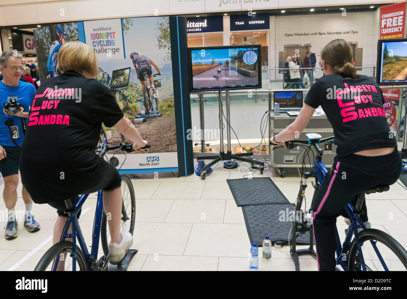 Zwei Frauen, die Teilnahme an der Belegschaft Workfit cycling Challenge Eldon Square Newcastle Stockfoto