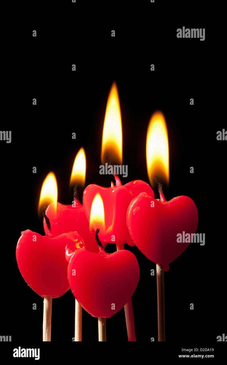 Fünf beleuchteten herzförmige Kerzen Sticks in einer Gruppe angeordnet Stockfoto