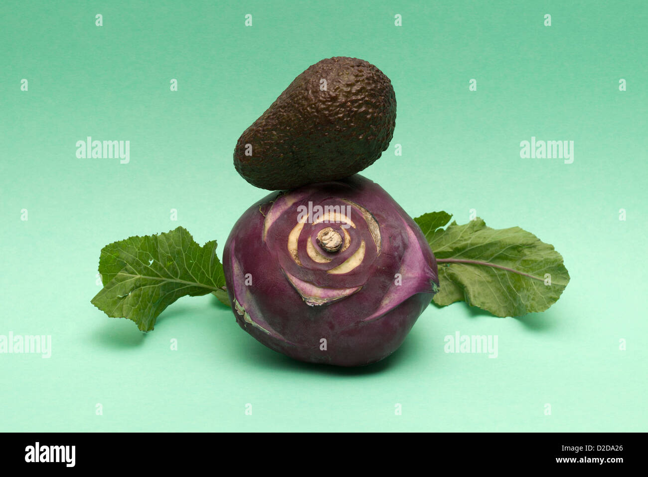 Eine abstrakte Anordnung von Salatblatt, Avocado und kohlrabi Stockfoto