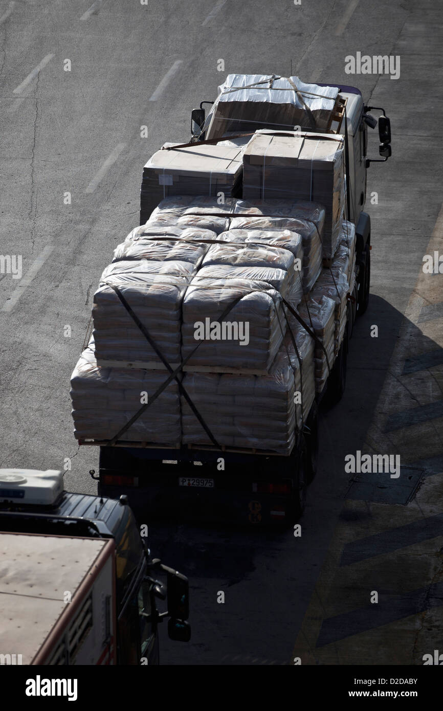 LKW mit Gütern, Stockfoto