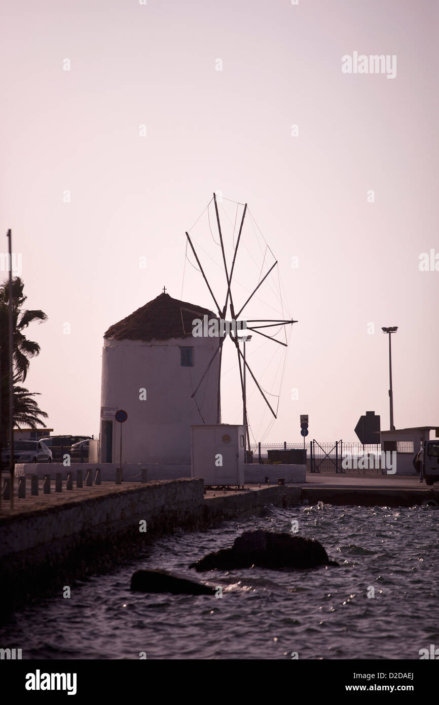 Griechische Windmühle auf dem Seeweg Stockfoto