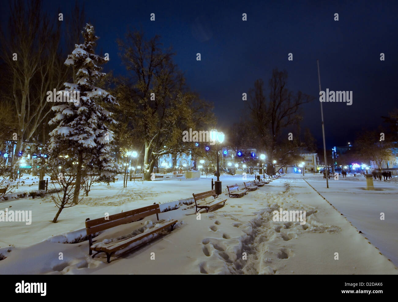 Verschneite Strasse Am Park In Der Nacht Stockfotografie Alamy