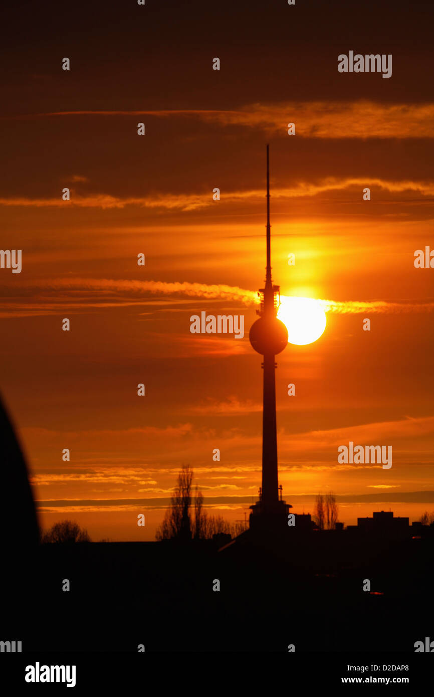 Der Alexanderplatz Fernsehturm Silhouette gegen einen schönen Himmel mit den Sonnenuntergang Stockfoto