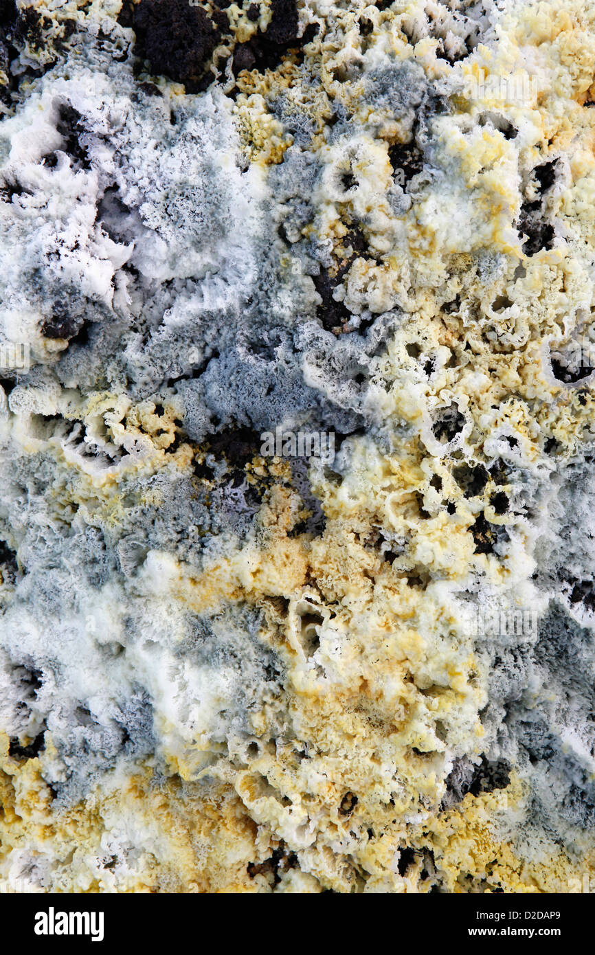 Schwefelablagerungen aus einem Solfatara oder Schwefelsäure Fumarole, Vulkan Anak Krakatau, full-frame Stockfoto