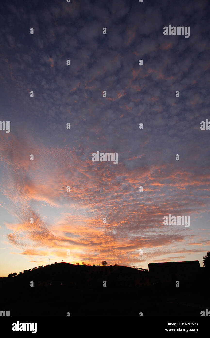 Einem Hügel in der Silhouette vor einem Einbruch der Dämmerung Himmel Stockfoto Einem Hügel in der Silhouette vor einem Einbruch der Dämmerung Himmel Stockfoto