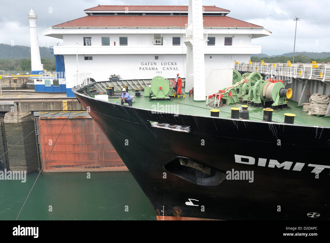 Der Bogen eines Containerschiffes, Dimitris Y II, betritt die Gatun-Sperre, die erste Schleuse auf der atlantischen Seite des Panama-Kanals Stockfoto