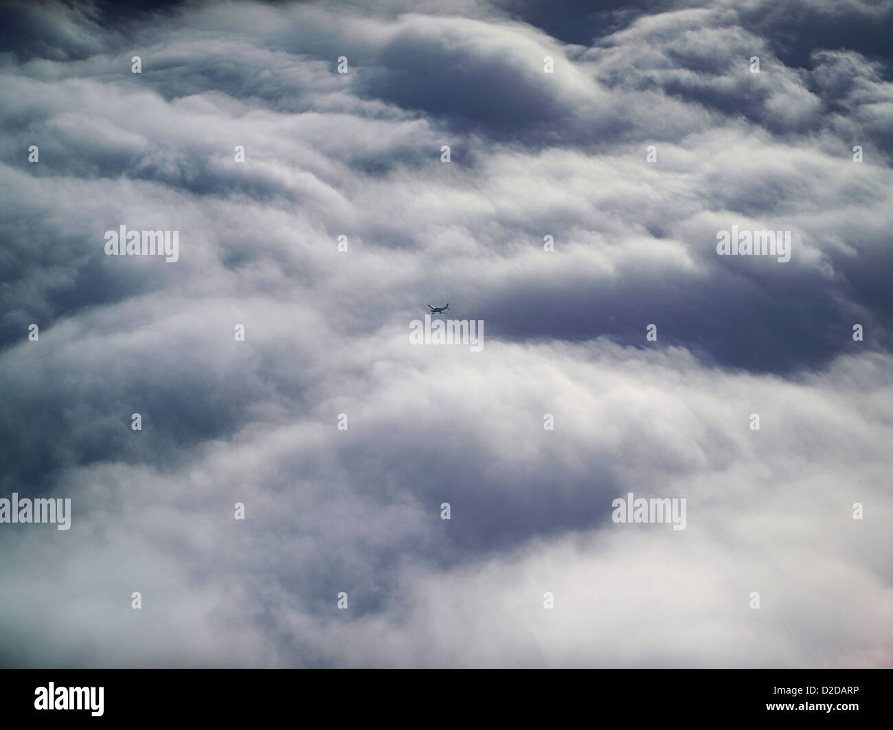 Piloten-Blick über den Wolken mit einem Leichtflugzeug fliegen auf einem gegenüberliegenden Golfplatz unter Schuss über Shropshire, UK Stockfoto