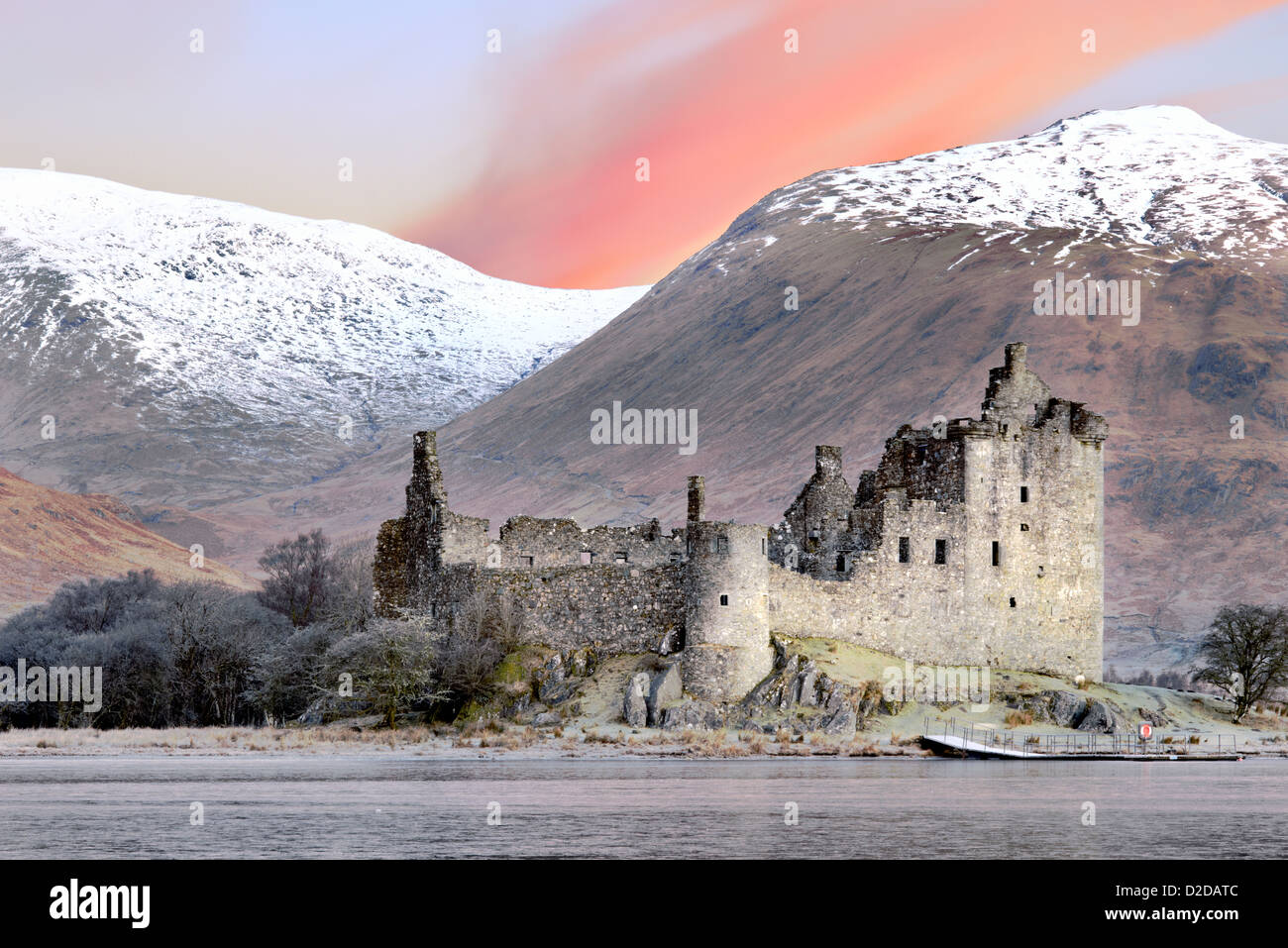 Blick über Loch Awe Kilchurn Castle in Trossachs und Loch Lomond Park, Argyll & Bute, Schottland an einem frostigen Wintermorgen Stockfoto