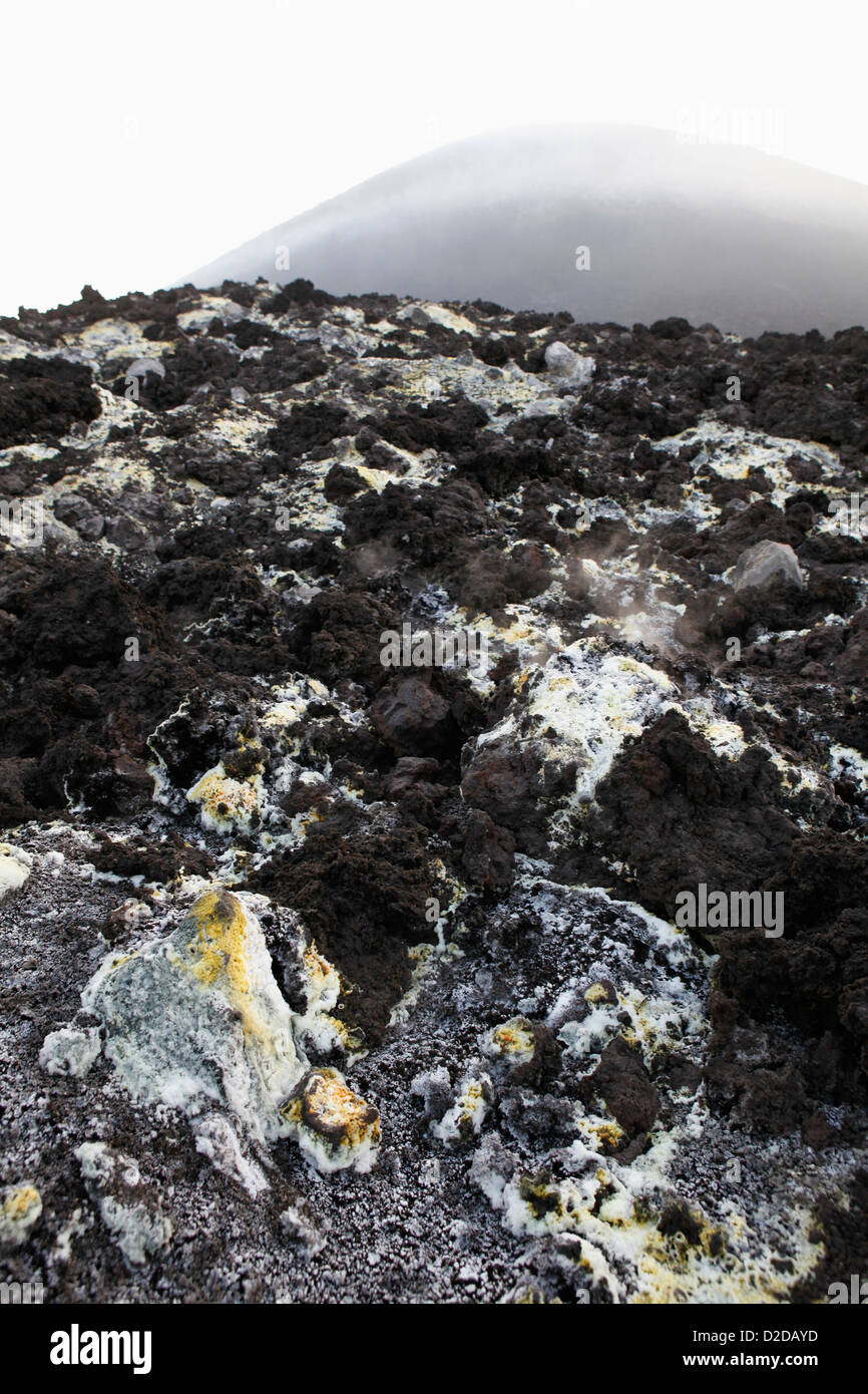 Schwefelablagerungen aus einem Solfatara oder Schwefelsäure Fumarole, Vulkan Anak Krakatau Stockfoto