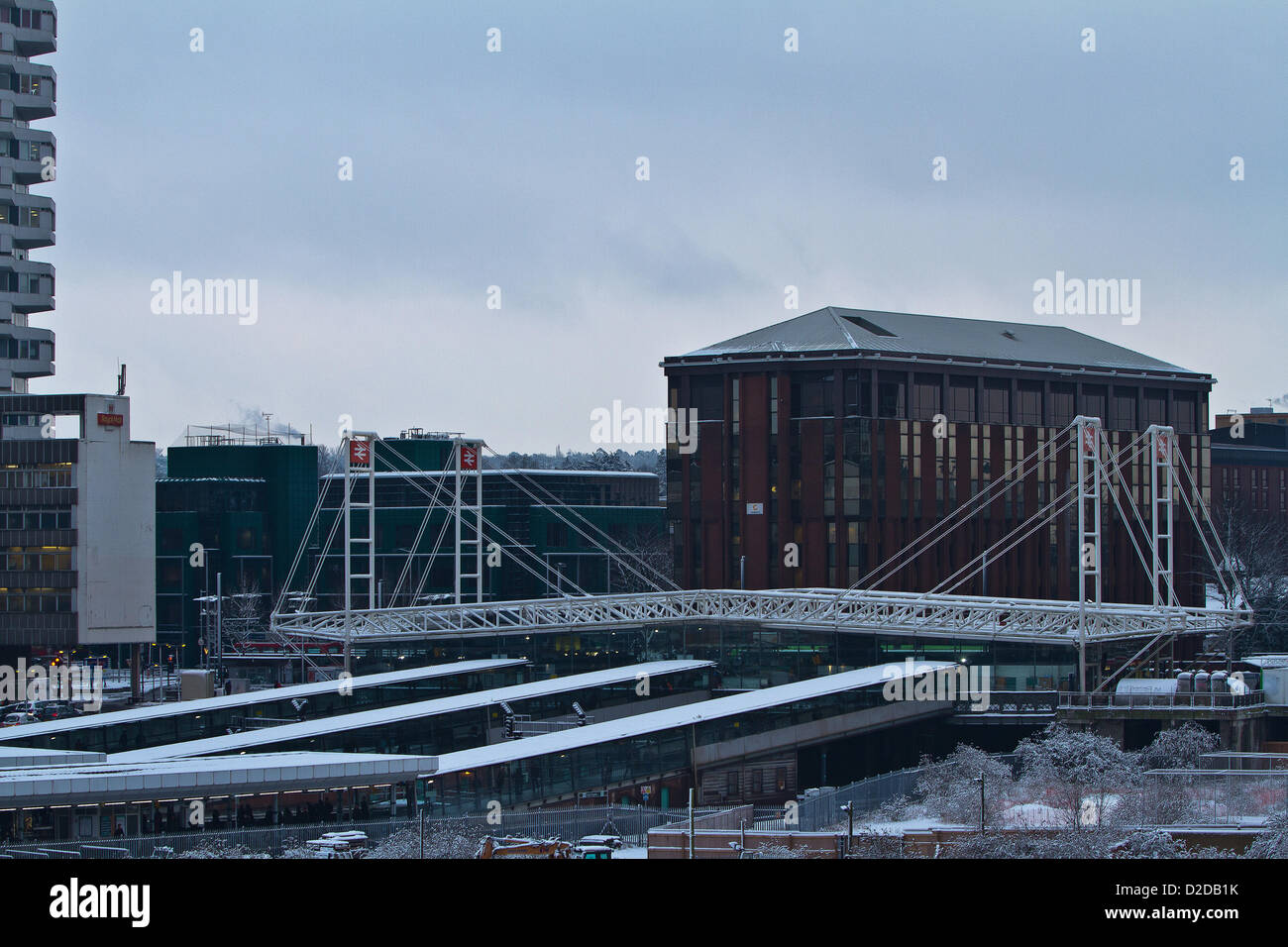 In der Regel verpackte Plattform steht leer, da Tausende von Pendlern bleiben Sie weg von Bahnhof East Croydon im Süden Londons Montag Vormittag 08:30 Hauptverkehrszeit beachtend Warnungen Reisechaos wie Züge unterwegs in London sind entweder abgebrochen oder stark sich aufgrund von Schnee verzögert. 21. Januar 2013. Stockfoto