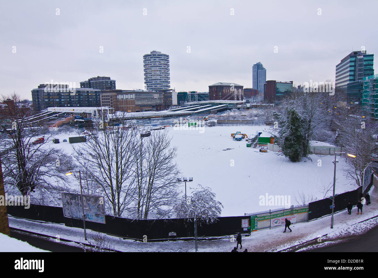 In der Regel verpackte Plattform steht leer, da Tausende von Pendlern bleiben Sie weg von Bahnhof East Croydon im Süden Londons Montag Vormittag 08:30 Hauptverkehrszeit beachtend Warnungen Reisechaos wie Züge unterwegs in London sind entweder abgebrochen oder stark sich aufgrund von Schnee verzögert. 21. Januar 2013. Stockfoto