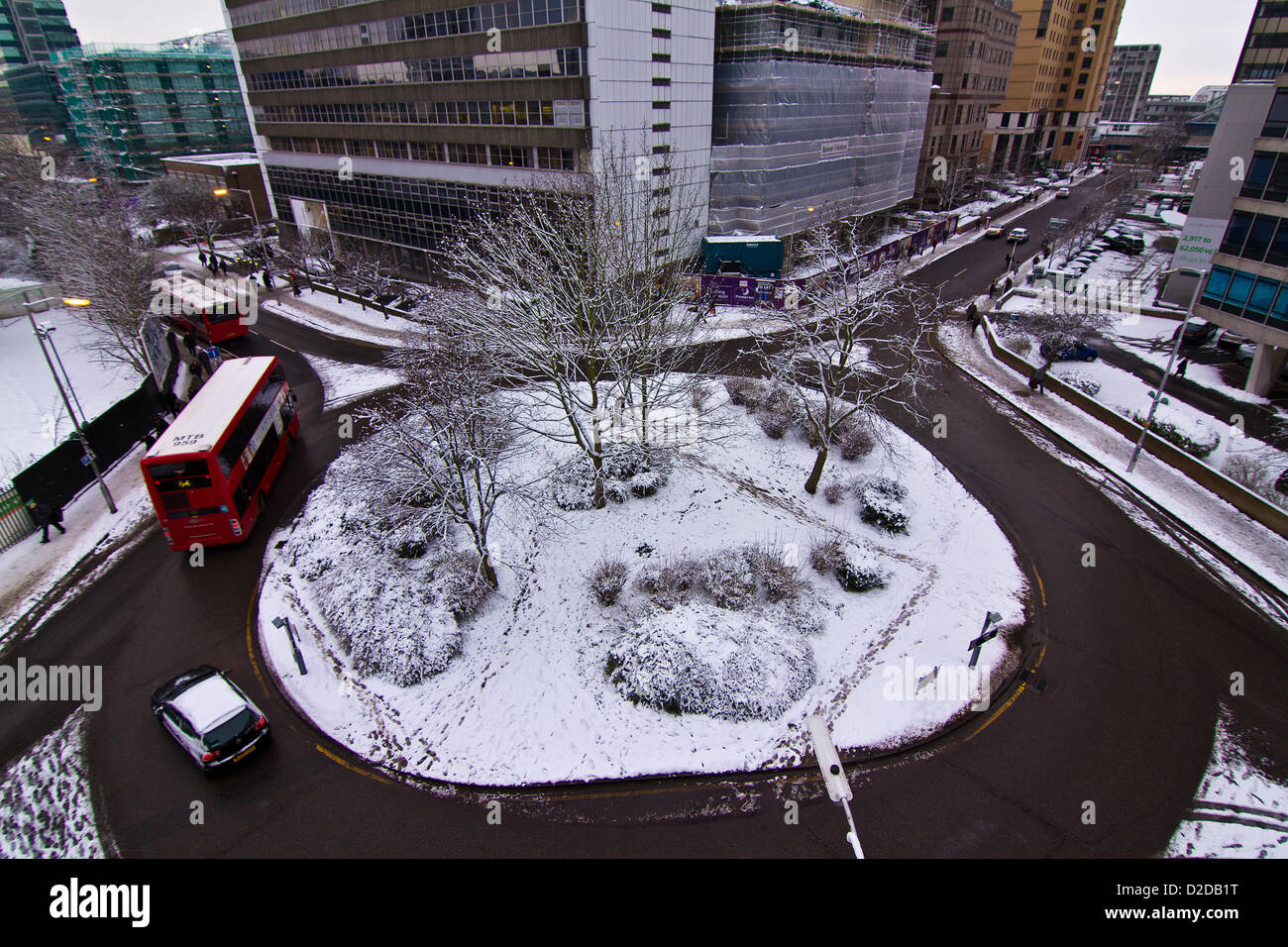 In der Regel verpackte Straße ist leer, wie Tausende von Pendlern bleiben weg von Bahnhof East Croydon im Süden Londons Montag Vormittag 08:30 Hauptverkehrszeit, druckreife Warnungen Reisechaos wie in London fahren Züge sind entweder abgebrochen oder stark verzögert sich aufgrund von Schnee. 21. Januar 2013. Stockfoto
