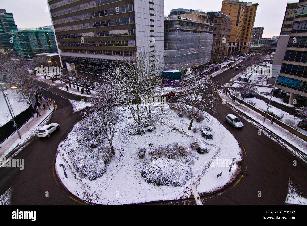 In der Regel verpackte Straße ist leer, wie Tausende von Pendlern bleiben weg von Bahnhof East Croydon im Süden Londons Montag Vormittag 08:30 Hauptverkehrszeit, druckreife Warnungen Reisechaos wie in London fahren Züge sind entweder abgebrochen oder stark verzögert sich aufgrund von Schnee. 21. Januar 2013. Stockfoto