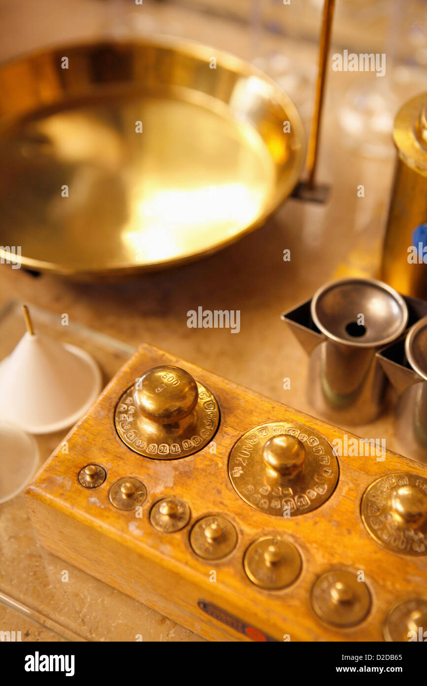 Gold Gewichte und andere Ausrüstung in einer Parfümerie Stockfoto