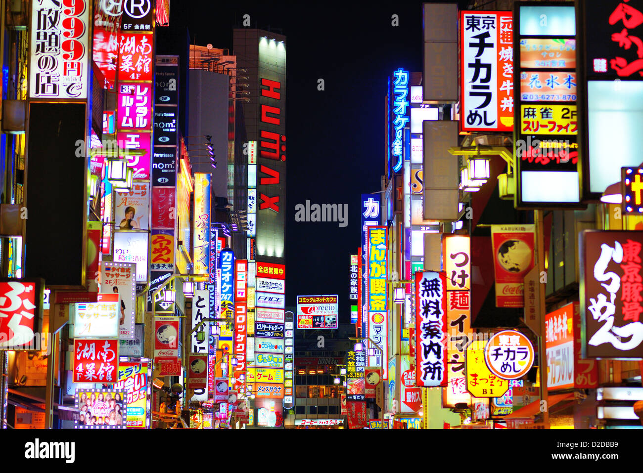 Leuchtreklamen in Kabuki-Cho in Tokio, Japan. Stockfoto