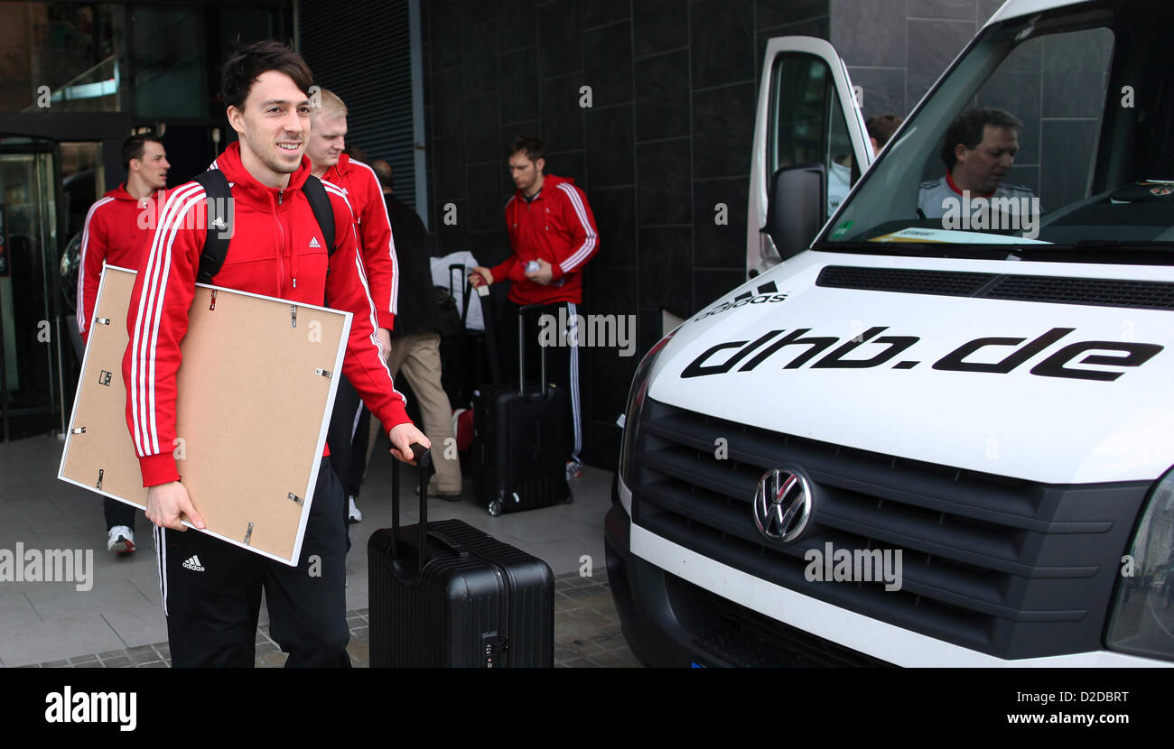 Patrick Groetzki (L) von Deutschland verlässt das Hotel Team Germany, um in der Herren Handball-WM in Barcelona, Spanien, 21. Januar 2013 in Zaragoza zu reisen. Foto: Fabian Stratenschulte/Dpa +++(c) Dpa - Bildfunk +++ Stockfoto