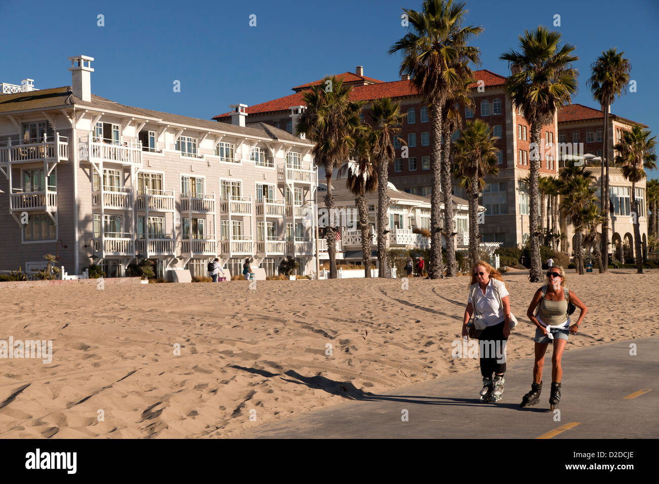 Skater und Hotel Fensterläden am Strand am Strand in Santa Monica, Los Angeles County, Kalifornien, Stockfoto