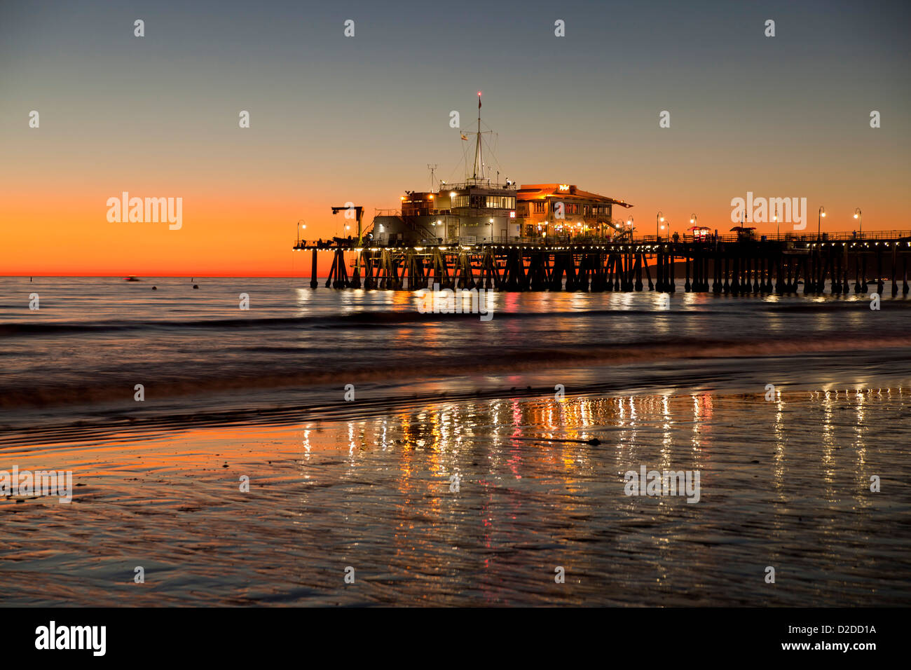 Hafen Sie Büro am Santa Monica Pier und dem Strand in Santa Monica bei Nacht, Los Angeles County, Kalifornien, USA Stockfoto