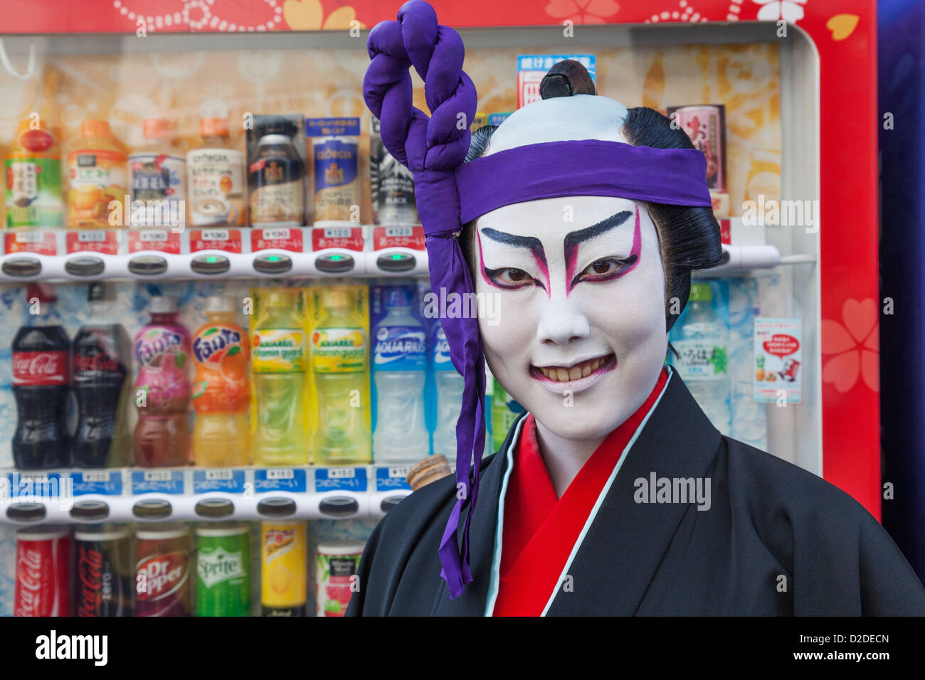 Japan, Honshu, Kanto, Tokio, Asakusa, Jidai Matsurai Festival, Teilnehmer verkleidet als Kabuki-Schauspieler Stockfoto