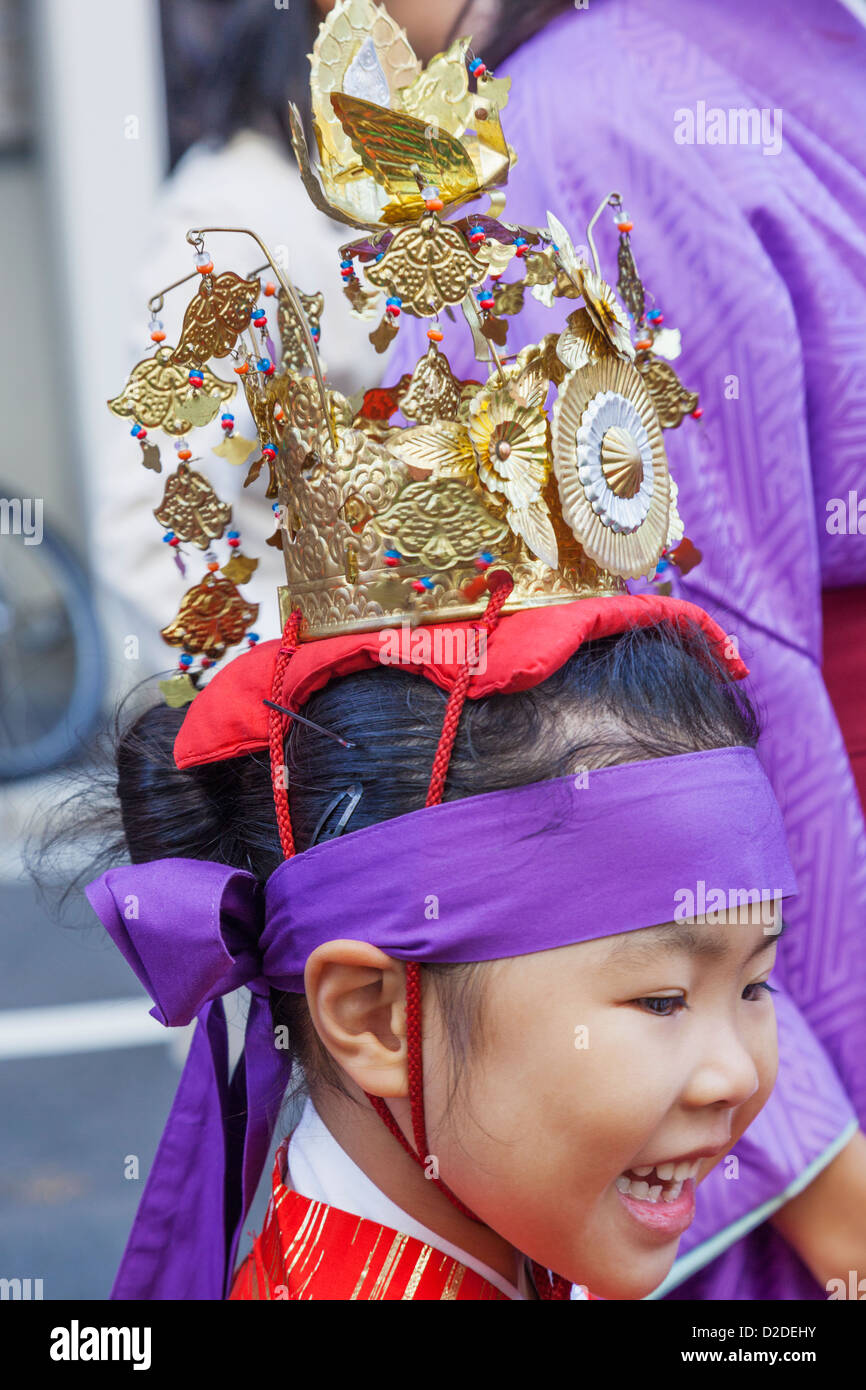 Japan, Honshu, Kanto, Tokio, Asakusa, Jidai Matsurai Festival, junges Mädchen in Tracht gekleidet Stockfoto