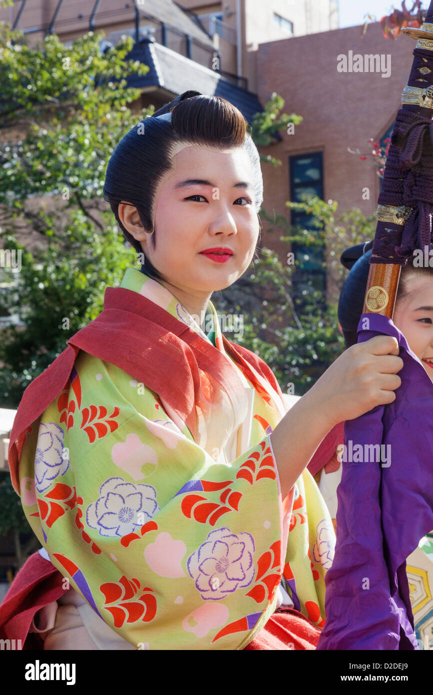Japan, Honshu, Kanto, Tokio, Asakusa, Jidai Matsurai Festival, junges Mädchen gekleidet als Samurai-Krieger Stockfoto