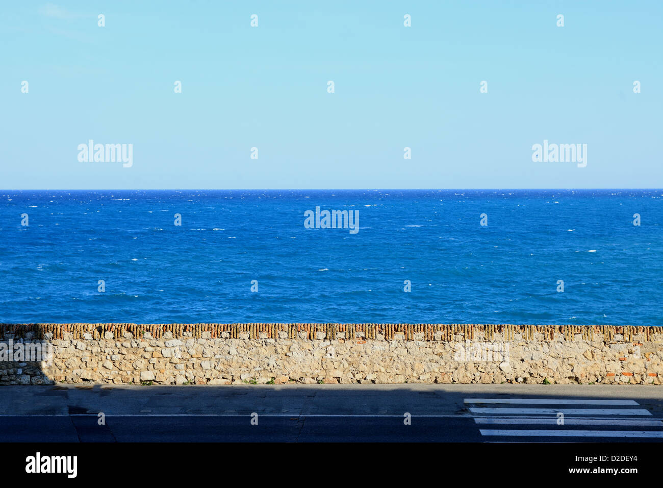 Der Wall von Antibes und das Meer im Hintergrund Stockfoto