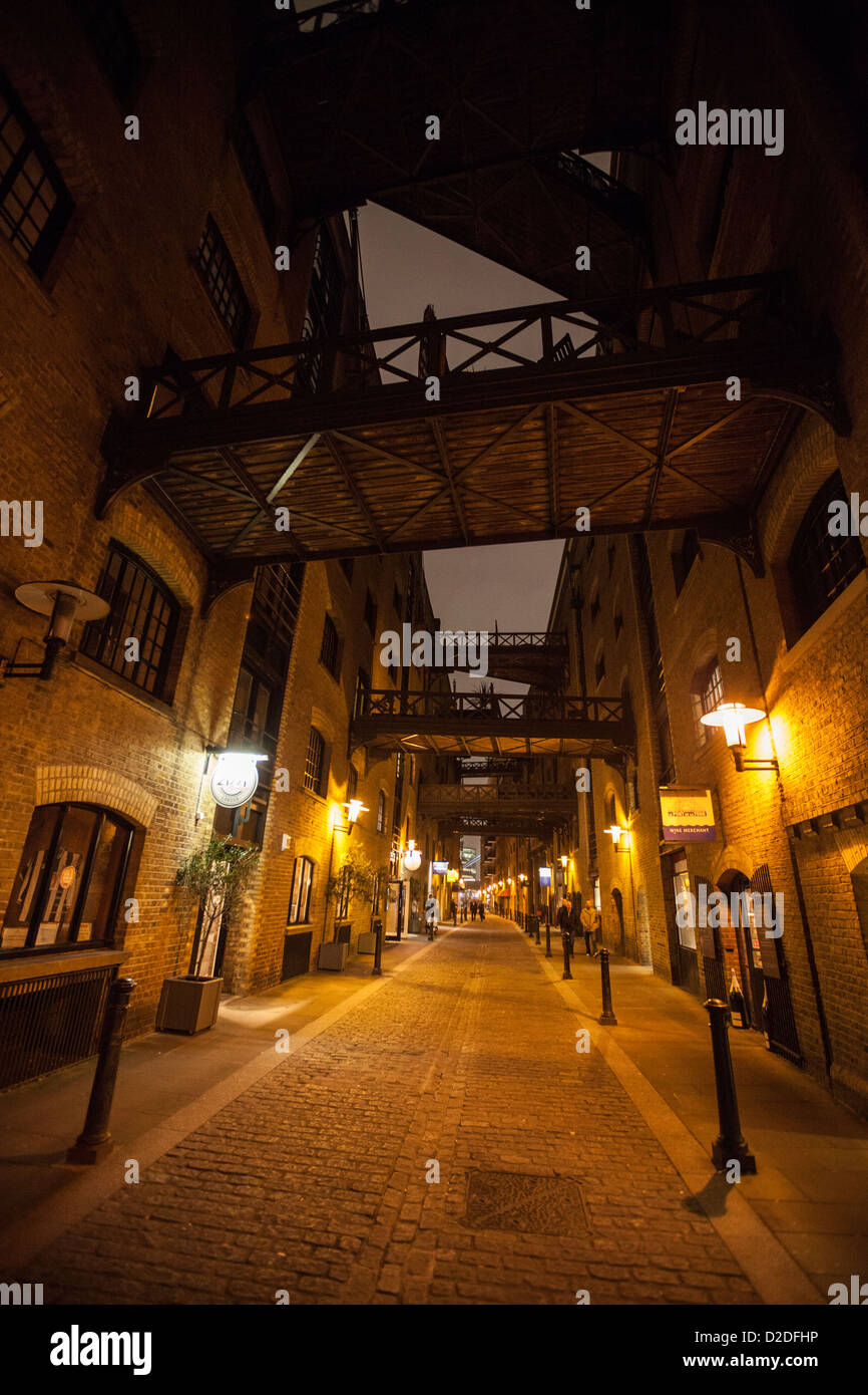 Ein Nachtblick auf die umgebauten Lagerhäuser und Gehwege in Shad Thames, London, England Stockfoto