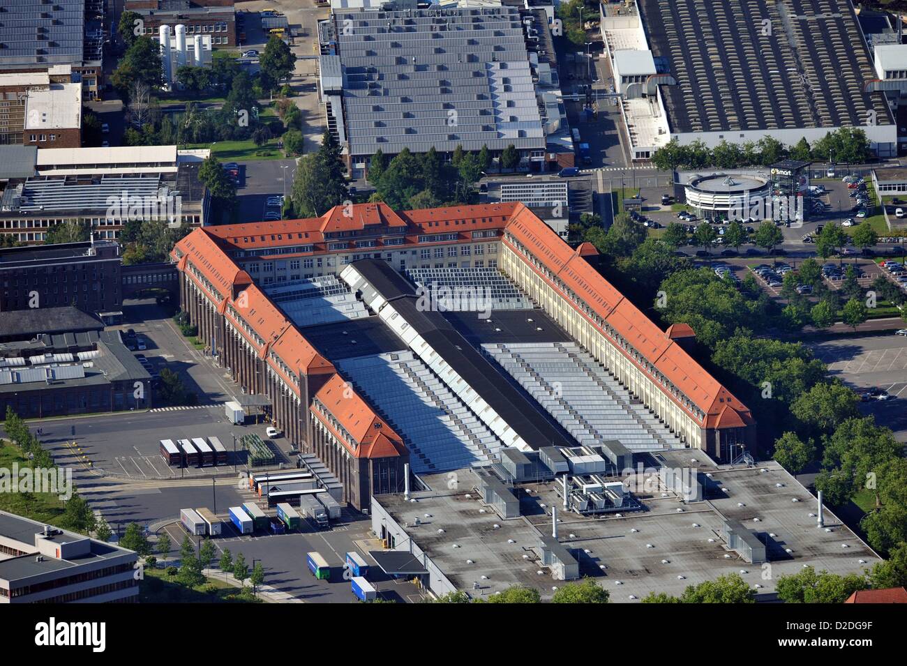 Blick Auf Den Aufbau Von 70 Auf Dem Gelande Der Mercedes Benz Werk Berlin Marienfelde Am 14 August 2012 Stockfotografie Alamy
