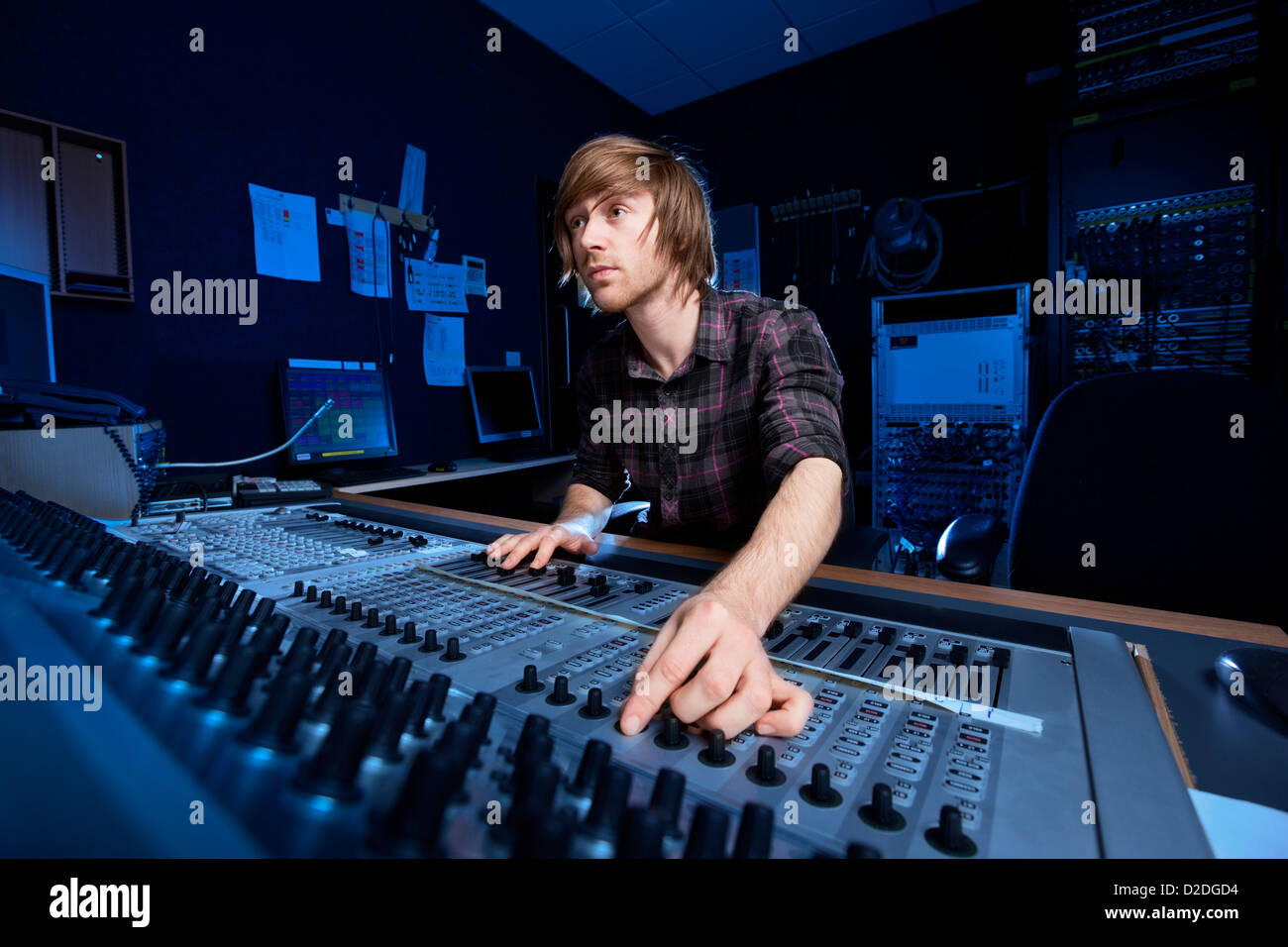 Mann mit einem Sound Mischpult in einem Tonstudio. Stockfoto