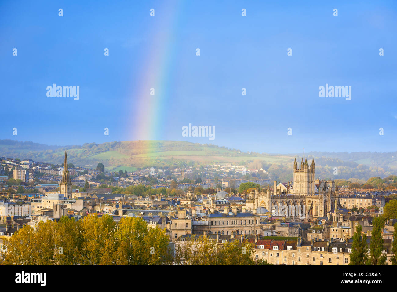 Ende eines Regenbogens am Himmel über der Wanne im England, UK Stockfoto