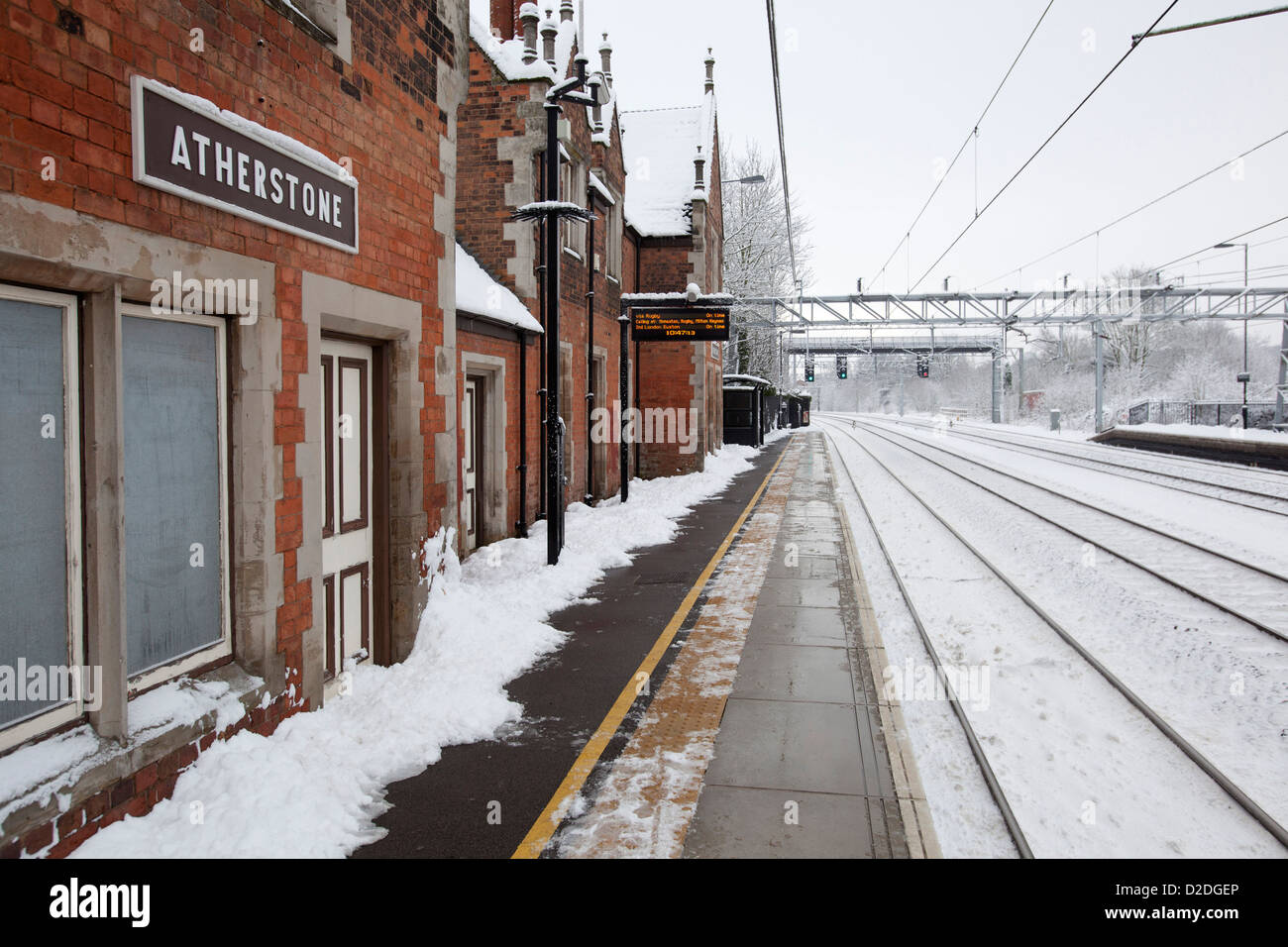 Atherstone Bahnhof, vor kurzem renoviert und betreibt einen London Midland-Service nach London. Stockfoto