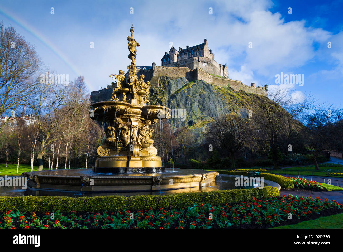 Ross Fountain in den Princes Street Gardens, Edinburgh Castle auf dem Hügel hinter. Stockfoto