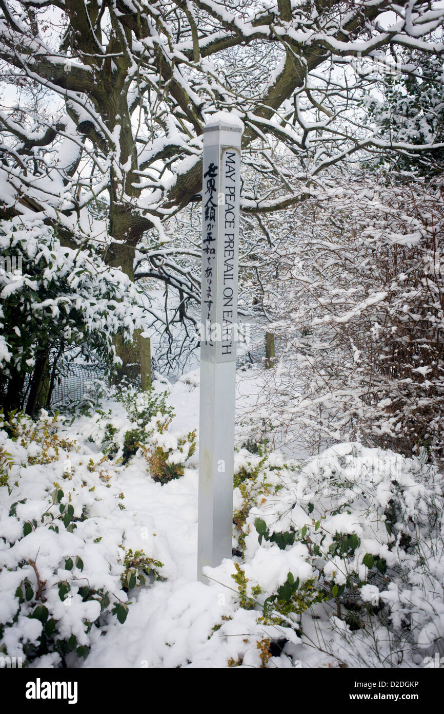 Garten für den Frieden Marker post in ruhigen Ecke des Dulwich Park, Southwark, Südlondon während mitten im Winter Schnee. Stockfoto