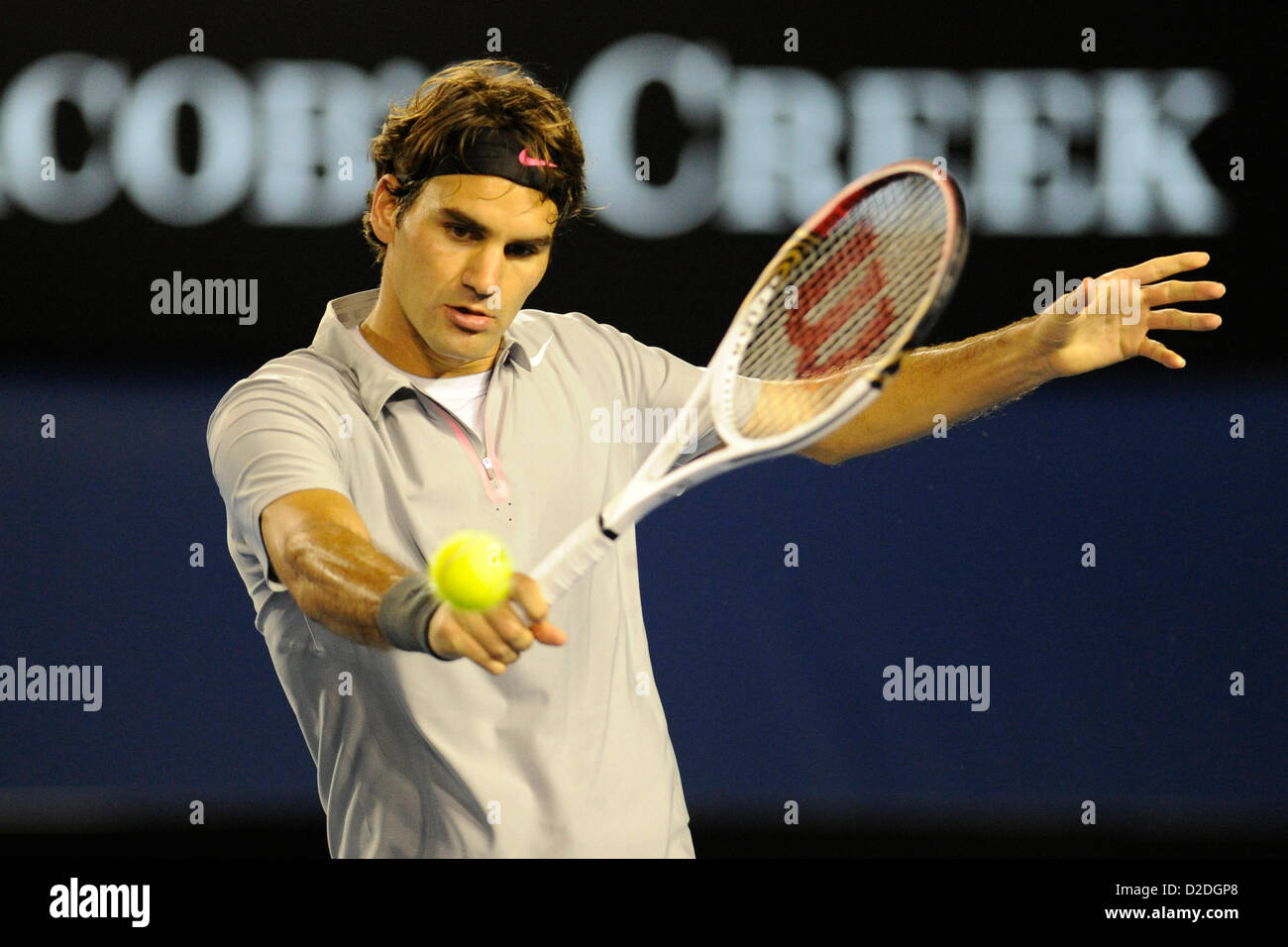 Melbourne, Australien. 21. Januar 2013. Roger Federer der Schweiz kehrt ein Schuss gegen Milos Raonic an Tag acht der Australian Open aus Melbourne Park. Stockfoto