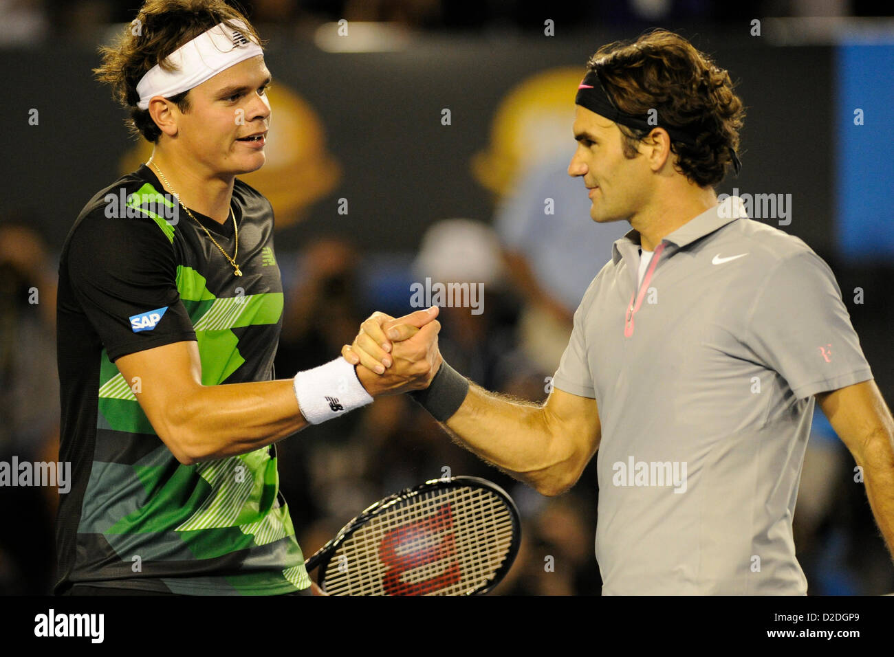Melbourne, Australien. 21. Januar 2013. Roger Federer aus der Schweiz und Milos Raonic of Canada treffen am Netz nach ihrem Spiel am Tag acht der Australian Open aus Melbourne Park. Stockfoto