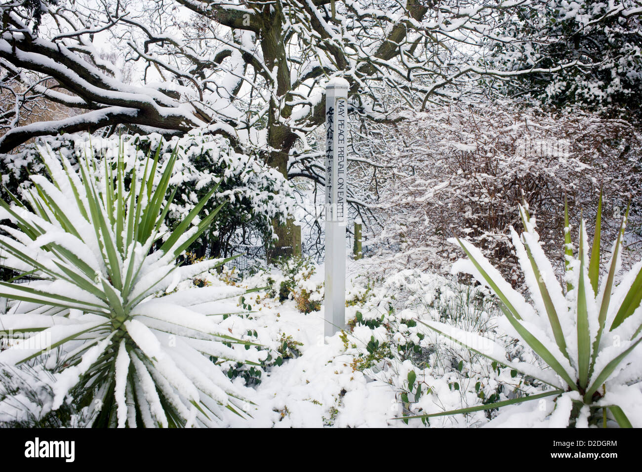 Garten für den Frieden Marker post in ruhigen Ecke des Dulwich Park, Southwark, Südlondon während mitten im Winter Schnee. Stockfoto