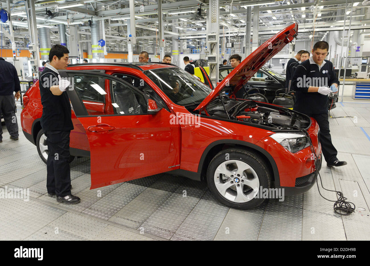 Die Endmontage eines BMW X1 im Produktionswerk von BMW Brilliance Automotive in Tiexi-Shenyang, China. Bild aufgenommen am 12. Oktober 2012. Stockfoto