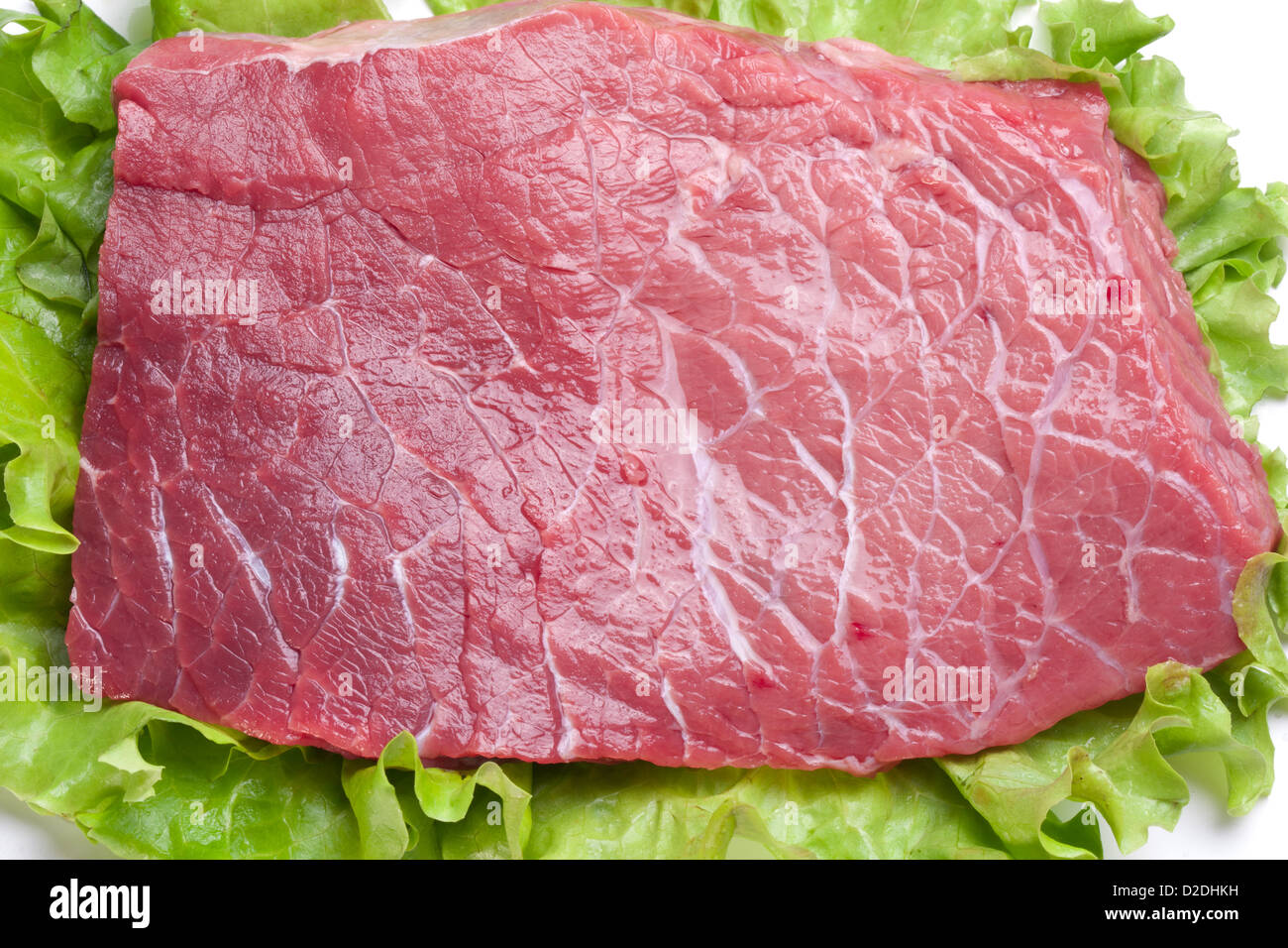 Rohes Fleisch auf Salat verlässt. Stockfoto