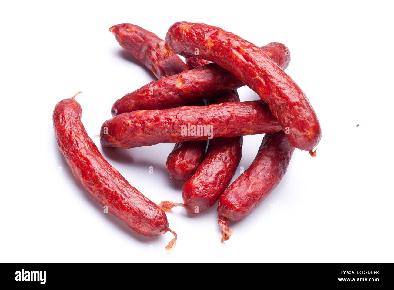 Geräucherte Würstchen auf weißem Hintergrund Stockfoto