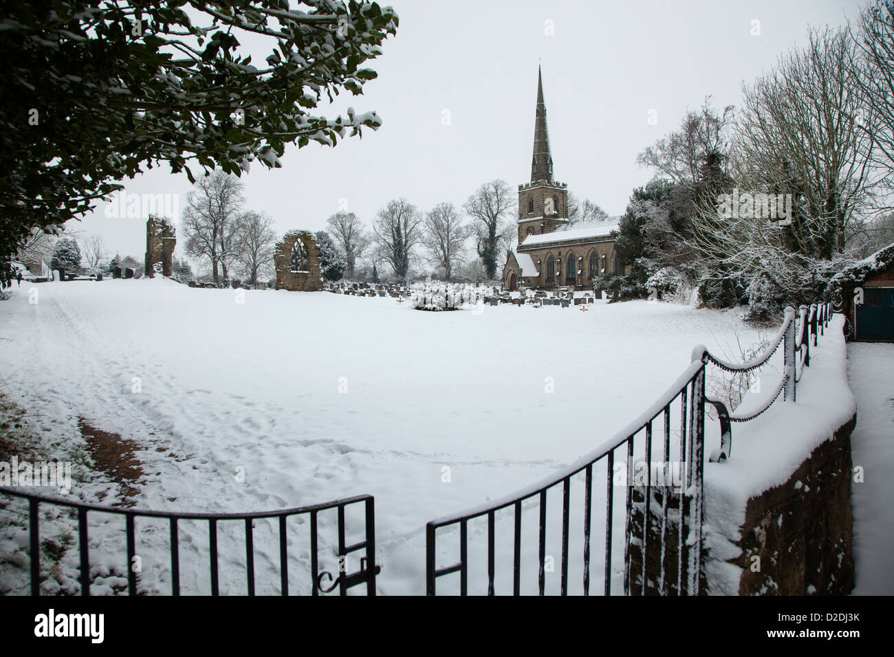 Str. Georges Kirche Ticknall im Winterschnee Stockfoto