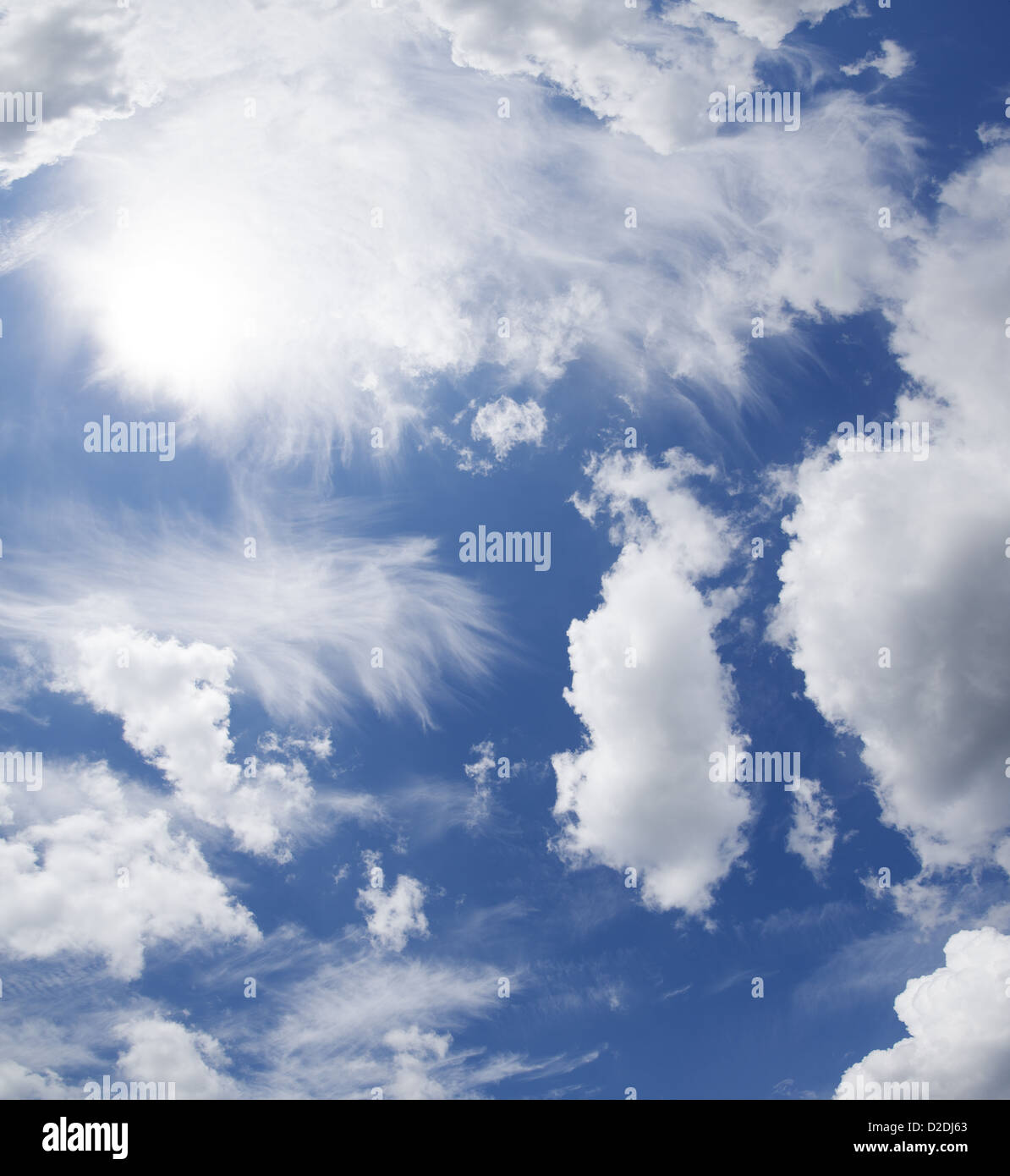 Blauer Himmel mit Wolken und Sonne. Stockfoto