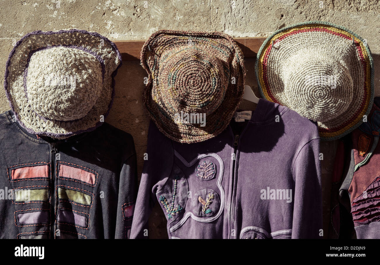 Mützen und Jacken, die Stifte an der Wand hängen in Außenseite in Spanien. Stockfoto