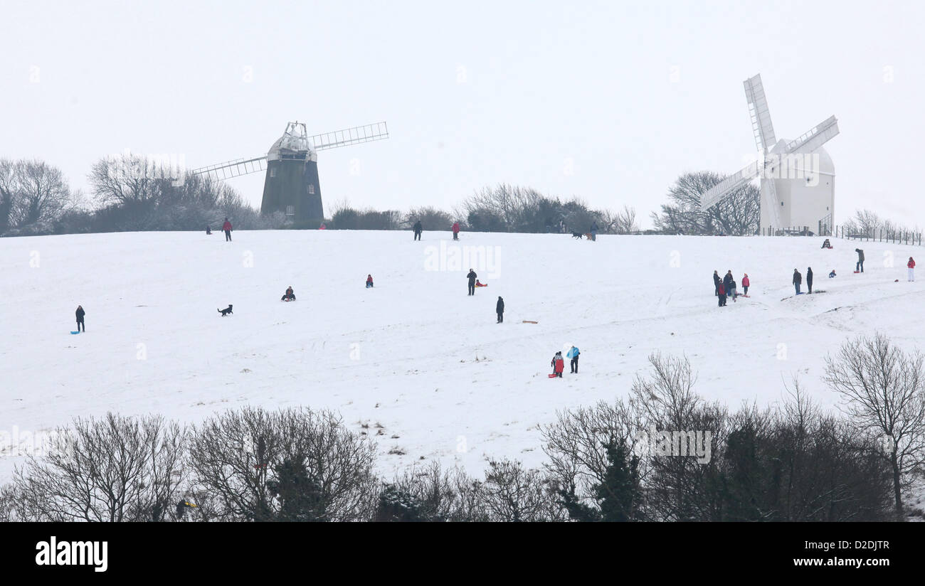 Familie genießt das Schneewetter Rodeln von Jack und Jill Windmühlen auf der South Down bei Clayton. Stockfoto