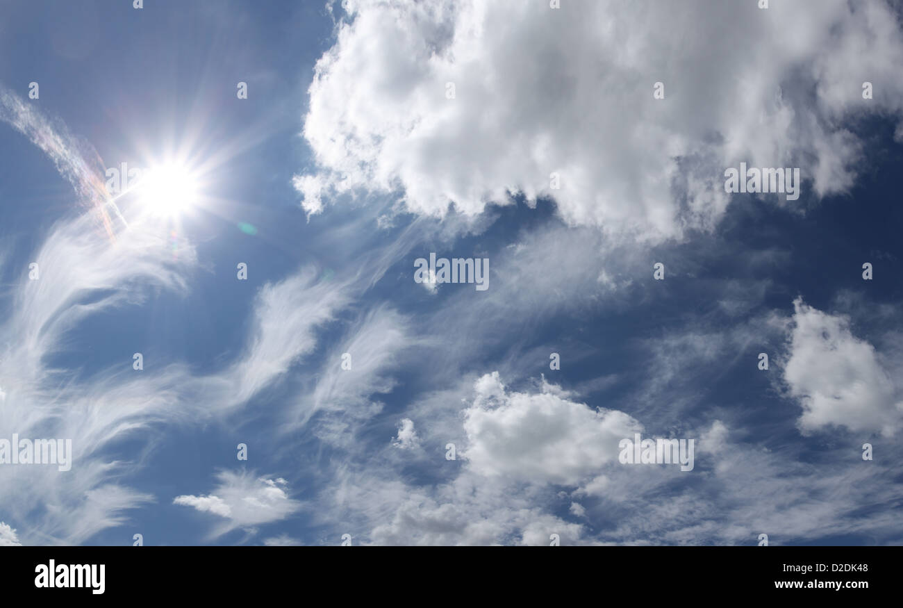 Blauer Himmel mit Wolken und Sonne. Stockfoto