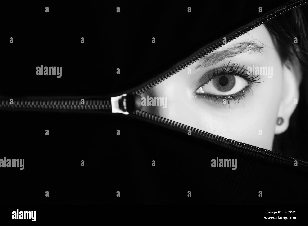 Weibliches Gesicht versteckt hinter Öffnung Reißverschluss, 18 Jahre,  kaukasische Stockfotografie - Alamy