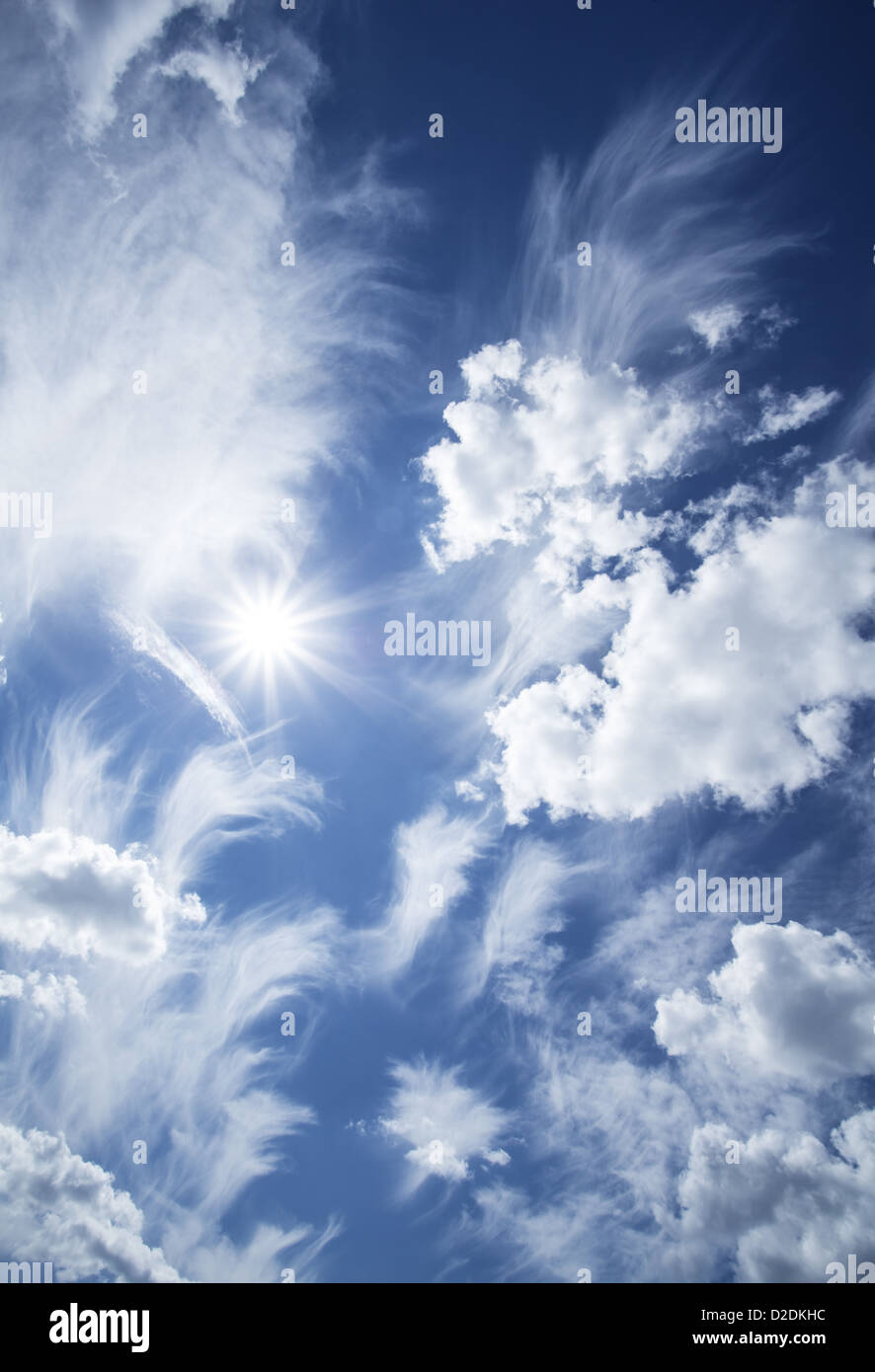 Blauer Himmel mit Wolken und Sonne. Stockfoto