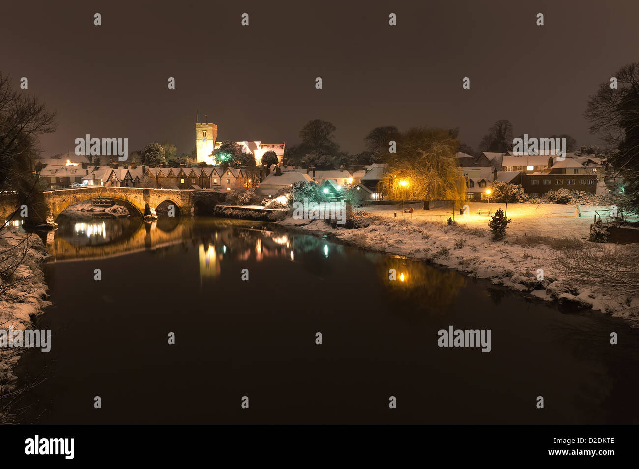 Schnee gebunden Dorf Aylesford mit einer mittelalterlichen Brücke über ruhige Gezeiten-Fluss Medway Reflexion zeigt ruhigen Atmosphäre in der Nacht Stockfoto